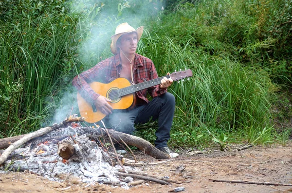 Cow Boy Joue Guitare Assis Près Feu — Photo