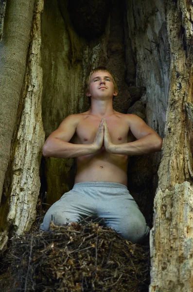Молодой Человек Сидит Сложенными Руками Груди Молитвенной Позе Медитирует Внутри — стоковое фото