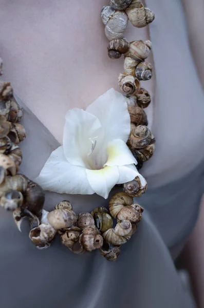 Flor Gladíolo Branco Peito Uma Mulher Envolto Pano Cinza Colar — Fotografia de Stock