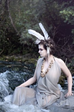 gri bir ipek elbise, bir kolye deniz salyangoz kabukları ve perevsidit ve onun nehirde dinlenme headdress nehir perisi