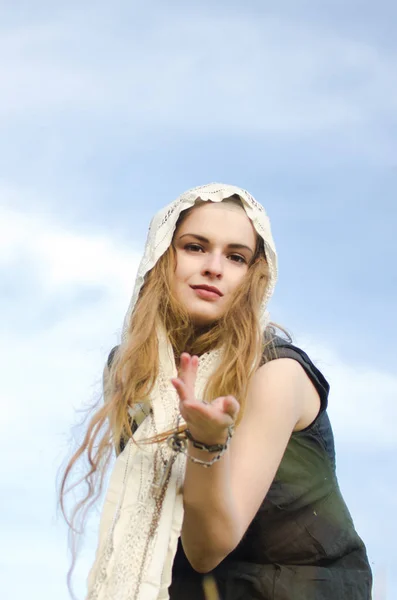 Ung Kvinna Lockar Någon Genom Att Utvidga Sin Hand Ring — Stockfoto