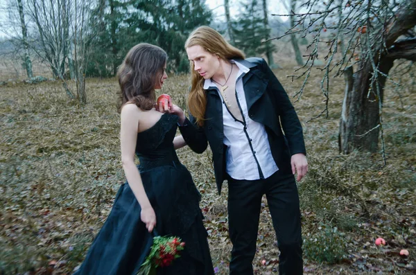 Jovem Com Cabelo Loiro Longo Uma Menina Cabelos Escuros Vestido — Fotografia de Stock