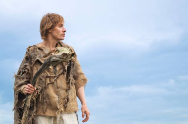 mavi öncesi fırtına gökyüzü arka plan üzerinde eski bir sopa bir kadro ile genç shaman