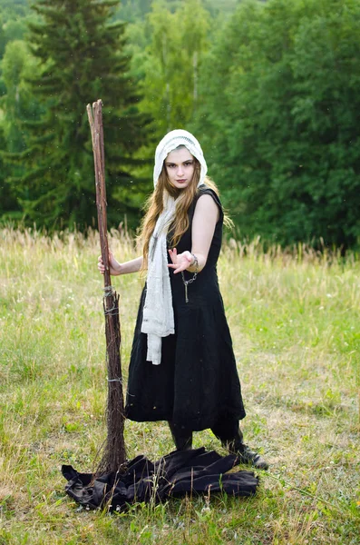Молодая Ведьма Черном Платье Белый Носовой Платок Метлой — стоковое фото