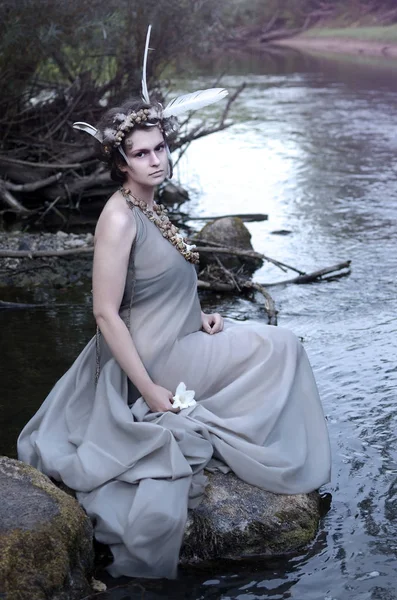 Jeune Femme Assise Sur Rocher Près Une Rivière Laisse Une — Photo