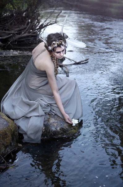 Jonge Vrouw Zit Een Rots Buurt Van Een Rivier Laat — Stockfoto