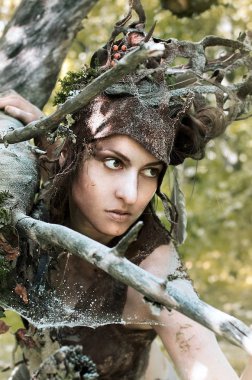 Keçe bir takım elbise ve makyaj doğal ilaçlar ve orman enkaz kadında, ağaçların altında eski bir bahçede orman perisi gizler