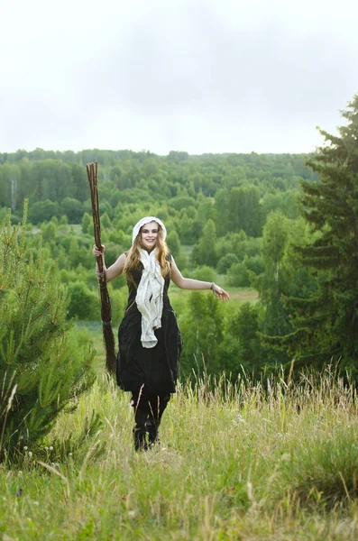 Sorcière Balai Robe Noire Pour Amuser Dans Les Bois Sur — Photo