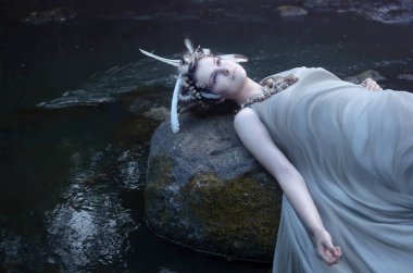 deniz kızı ya da nehirdeki bir kaya üzerinde dinlenme perisi