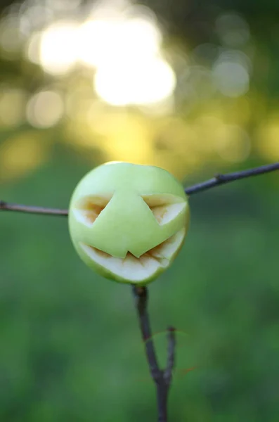 Pomme Avec Sculpté Pour Halloween Effrayant Visage Empalé Sur Bâton — Photo