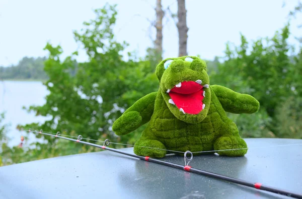Zabawka Pluszowa Krokodyl Siedzi Obok Wędkę Dachu Samochodu — Zdjęcie stockowe