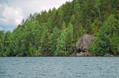 Kuzey göl üzerinde ormanıyla kaplı sarp kayalar
