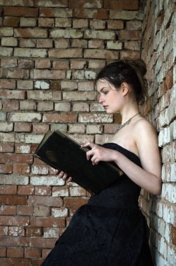 siyah topu cüppe içinde kötü Kraliçe gebe büyücülük kötü kitap okur