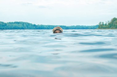 Dalış için bir maskeli adam başını su yüzeyi üzerinde yüzüyor