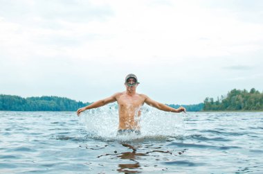 banyo, yaz tatili dışında bir sprey su dalgıç maskeli adam atlar