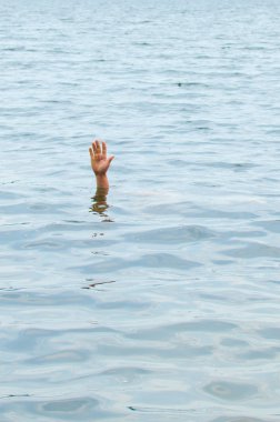 Sudan eğilerek boğulan bir adamın elini