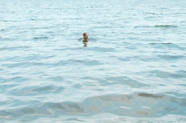 Sudan eğilerek boğulan bir adamın elini