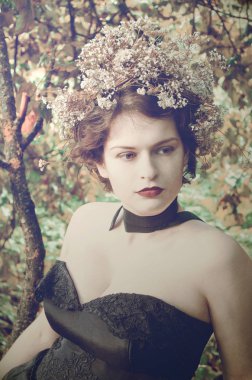 başında beyaz çiçek çelenk kibirli bir esmer Bayan portresi