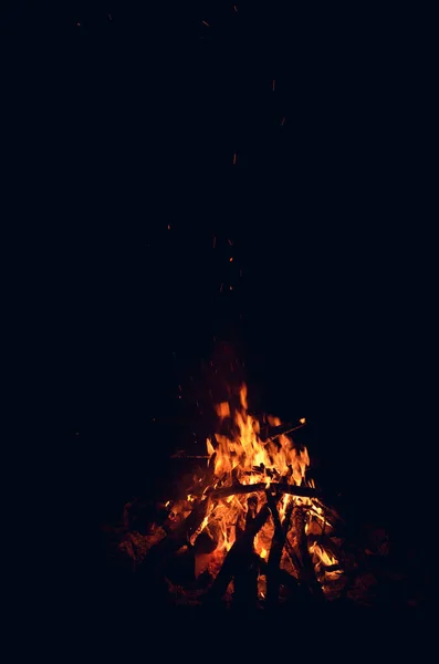 Grande Fogo Espalhando Faíscas Escuro Fundo Preto — Fotografia de Stock