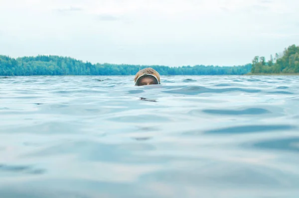 Uomo Maschera Fare Snorkeling Nuota Con Testa Sopra Superficie Dell — Foto Stock