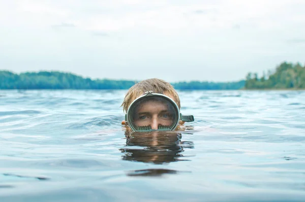 Uomo Maschera Immersioni Emerge Dal Lago Testa Primo Piano — Foto Stock