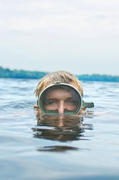 Uomo Maschera Immersioni Emerge Dal Lago Testa Primo Piano — Foto Stock