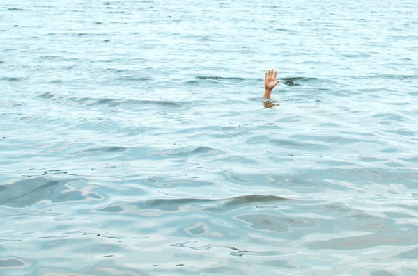 Tangan Seorang Pria Tenggelam Bersandar Keluar Dari Air — Stok Foto