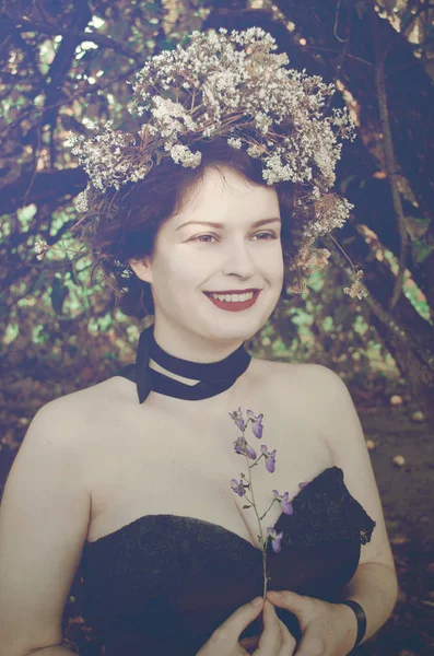 Jeune Femme Dans Une Couronne Fleurs Sur Tête Tient Une — Photo