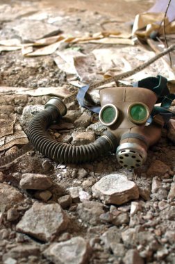 kırık taş zemine gaz maskesi yatıyor