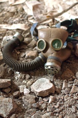 kırık taş zemine gaz maskesi yatıyor