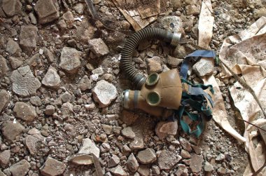 kırık taş zemine gaz maskesi yatıyor