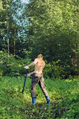 Ormanın kenarında çim biçme adam çiftçi