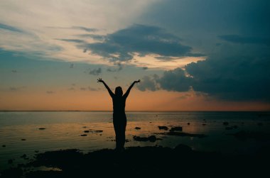 geç gün batımına karşı sahilde bir kadınla-alacakaranlıkta silüeti