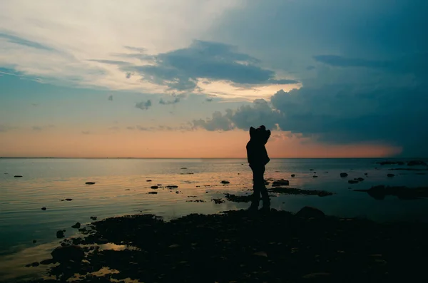 一个女人的剪影在黄昏在海滩上对晚日落 — 图库照片