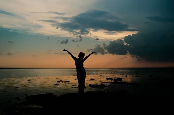 Silhouette Una Donna Crepuscolo Sulla Spiaggia Contro Tramonto — Foto Stock