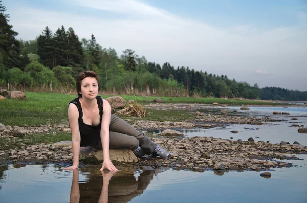 Mujer Joven Sentada Una Gran Piedra Playa Una Playa Rocosa —  Fotos de Stock