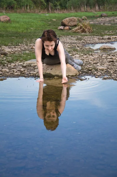 Ung Kvinna Vild Strand Uttagsrör Vatten Med Sin Palm Från — Stockfoto