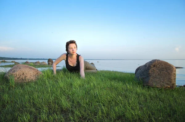 Junge Frau Liegt Gras Strand Zwischen Den Felsen Wasser — Stockfoto