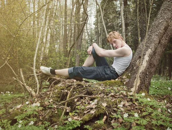 Mann Ruht Sich Wald Aus Und Sitzt Neben Einem Baum — Stockfoto