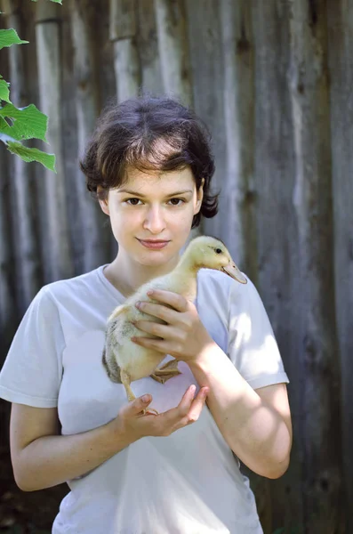 一个年轻女子的肖像与小鸭在她的手中 — 图库照片