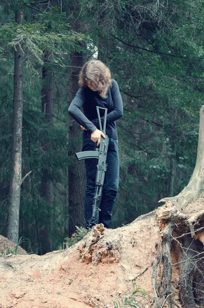 Mujer Cargando Rifle Automático Pendiente Colina Del Bosque — Foto de Stock