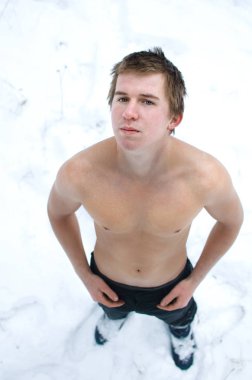 Genç adam karda bir gömlek ayakta olmadan