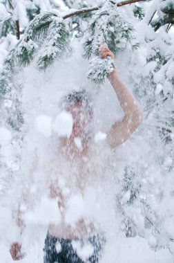 Genç adam kendini kar kış ile duş sağlık geliştirir