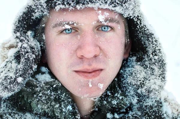 Retrato Homem Norte Olhos Azuis Roupas Cobertas Neve — Fotografia de Stock