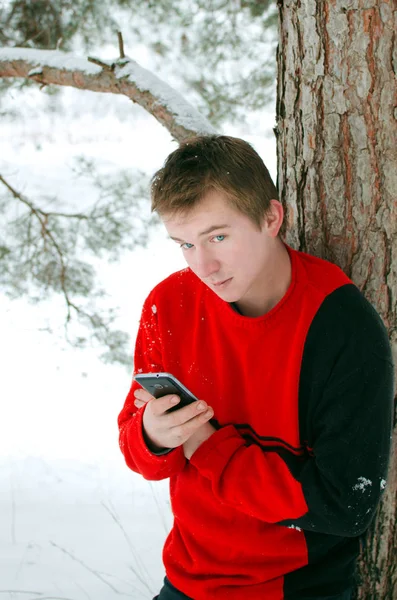 Fiatal Férfi Egy Piros Pulóver Valaki Erdőből Egy Mozgatható Telefon — Stock Fotó