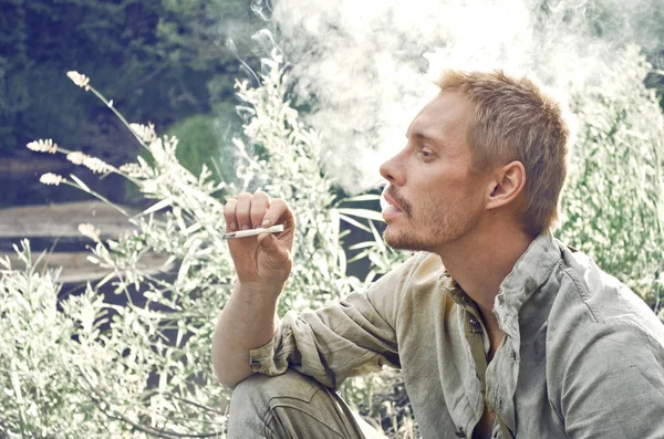 Retrato Homem Cabelos Curtos Roupas Estilo Militar Fumar Cigarro Close — Fotografia de Stock