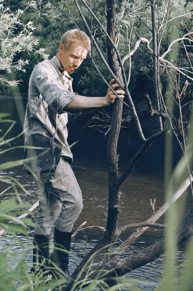 二战期间 在河边的树林里 穿旧军装的男子 — 图库照片