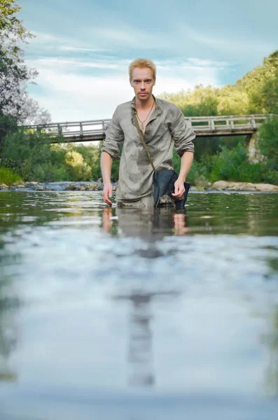 Man Een Oude Militaire Uniform Tijdens Tweede Wereldoorlog Rivier Buurt — Stockfoto