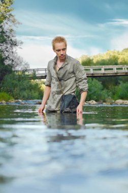nehir kenarında eski ahşap köprü-tarihi yeniden İkinci Dünya Savaşı sırasında eski bir askeri Üniformalı erkeklere açıktır