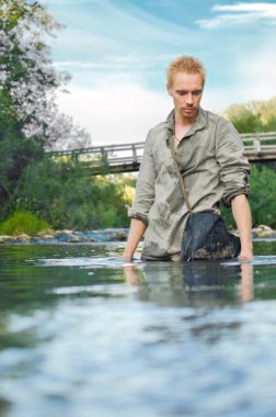 nehir kenarında eski ahşap köprü-tarihi yeniden İkinci Dünya Savaşı sırasında eski bir askeri Üniformalı erkeklere açıktır